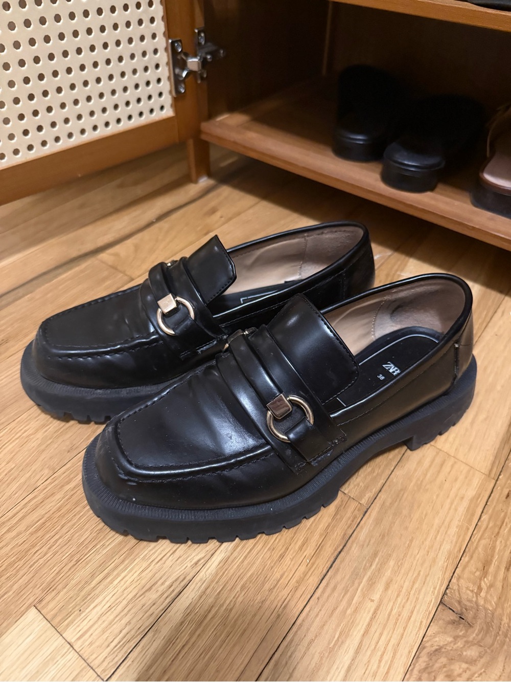 Zara women’s  Black Leather lug Loafers - Picture 2 of 4